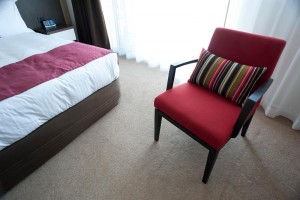 chambre avec moquette et fauteuil 