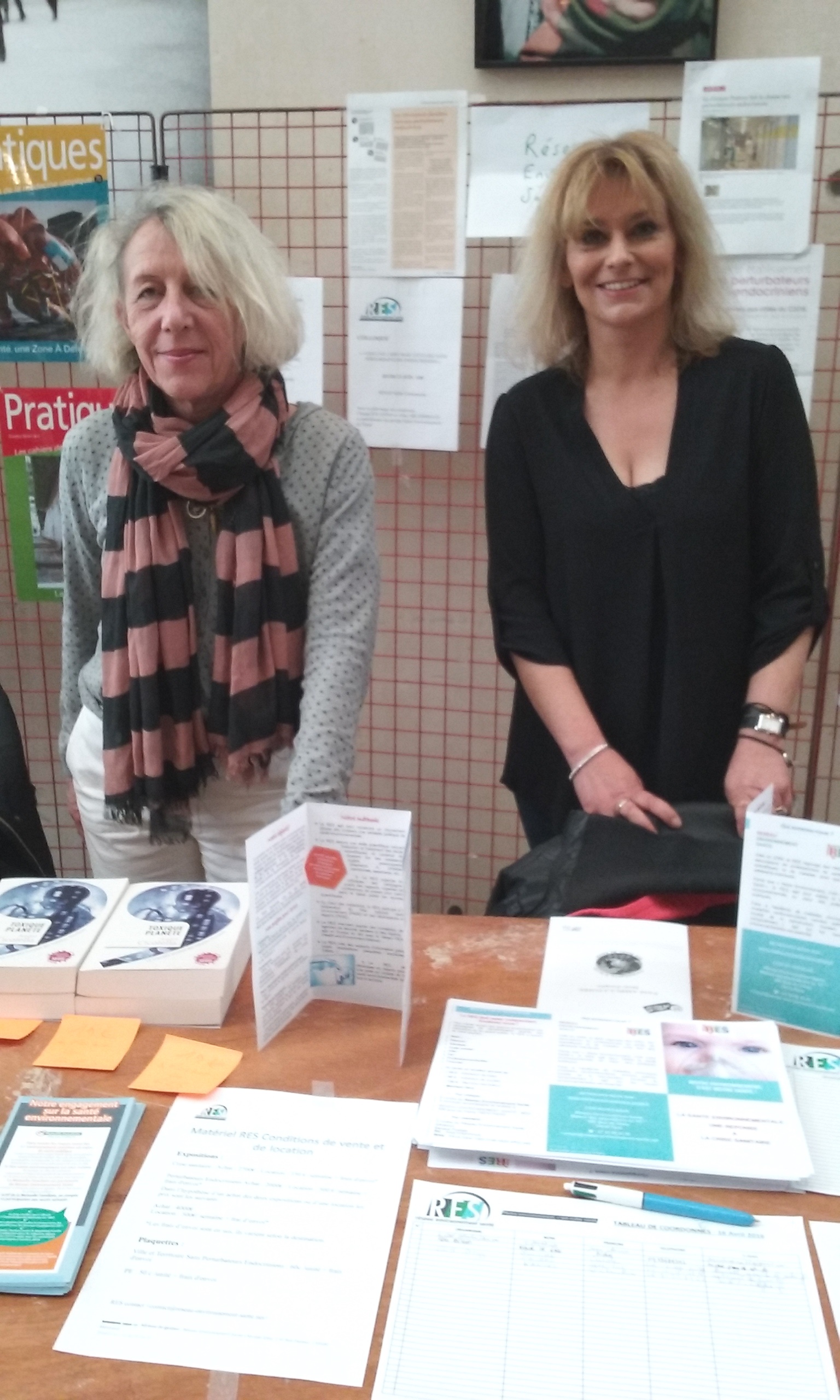 Véronique et Virginie - Le stand du RES lors du colloque de la Ligue des Droits de l'Homme à Nanterre Samedi 16 avril