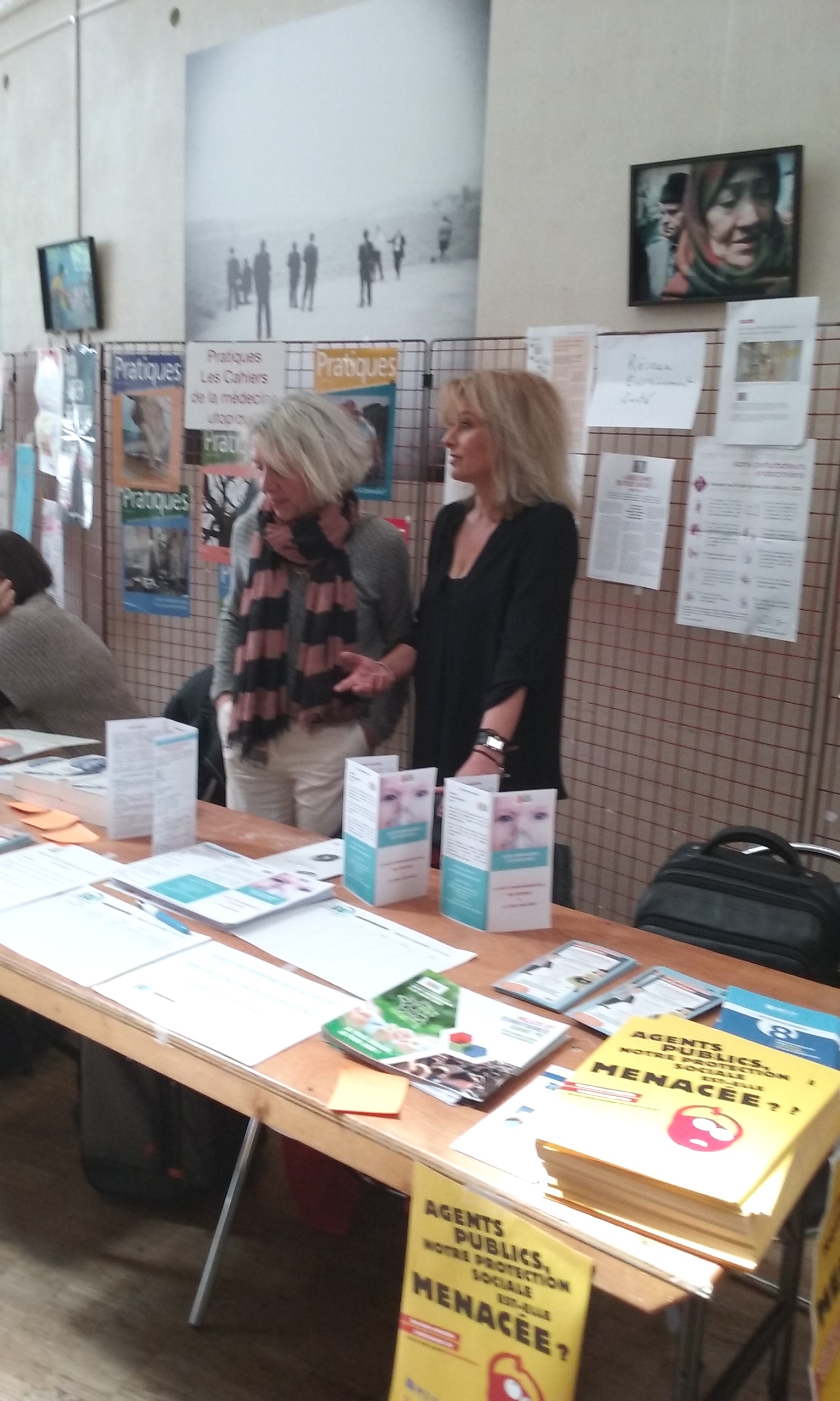 Le stand du RES lors du colloque de la Ligue des Droits de l'Homme à Nanterre Samedi 16 avril